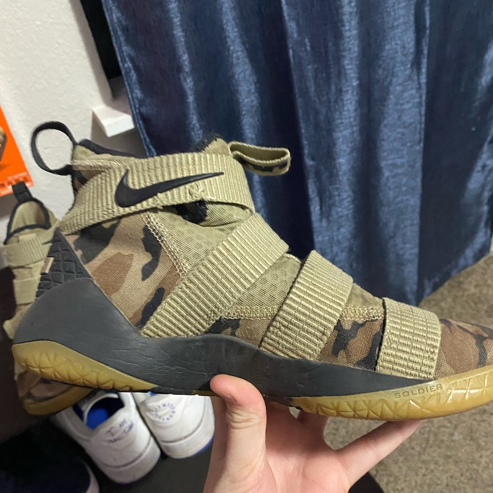 lebron soildger 11